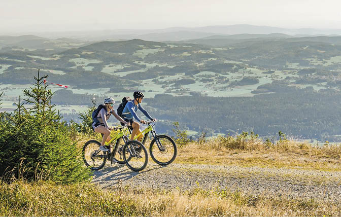 Foto TVB M hlviertel/Justin Berlinger Fotografie: Mountainbiker auf einer Schotterstra e zum Hufberg im M hlviertel.