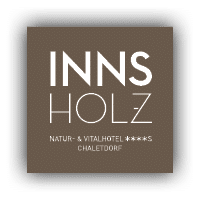 Logo hotelu Inns Holz s textem Natur- & Vitalhotel ****S Chaletdorf na hn d m pozad . Popis generovan  AI