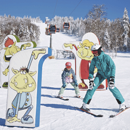 Foto Ober sterreich Tourismus GmbH/Stefan Mayerhofer: Eine Mutter und ihre Tochter in einem Kinderland in der Skiregion Hochficht am B hmerwald.