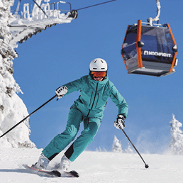 Foto Ober sterreich Tourismus GmbH/Stefan Mayerhofer: Eine Skifahrerin f hrt auf einer Piste in der Skiregion Hochficht am B hmerwald..
