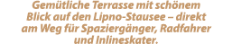 Gem tliche Terrasse mit sch nem Blick auf den Lipno Stausee – direkt am Weg f r Spazierg nger, Radfahrer und Inlinesk...