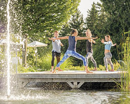 Foto Ober sterreich Tourismus GmbH/Martin Fickert: Yoga am Teich im Hotel Aviva in St. Stefan am Walde im M hlviertler Hochland.