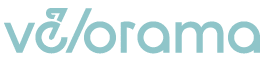 Logo s n pisem velorama v jemn modr  barv  na b l m pozad .  Popis generovan  AI
