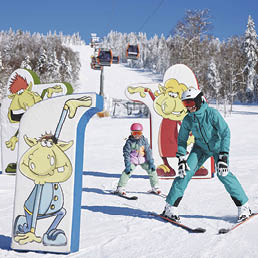 Foto Ober sterreich Tourismus GmbH/Stefan Mayerhofer: Eine Mutter und ihre Tochter in einem Kinderland in der Skiregion Hochficht am B hmerwald.