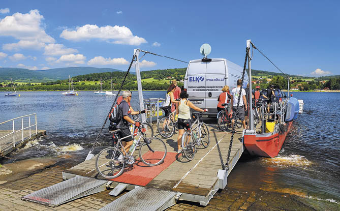 Kniha “VLTAVA - Libor Svacek" - vydani 1., rok 2011 Photographer: Libor Svacek; box@fotosvacek.cz; Mobile: +420 602428001; 